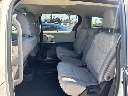 2023 Toyota Sienna LE