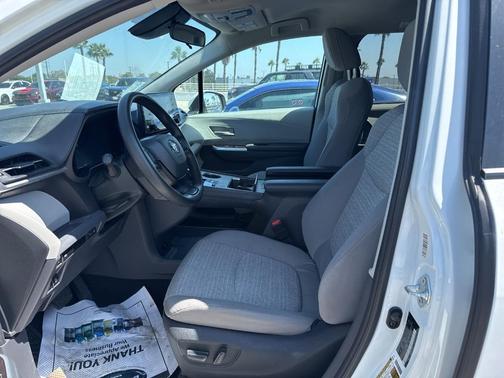 2023 Toyota Sienna LE