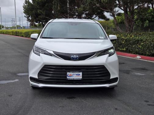 2023 Toyota Sienna LE