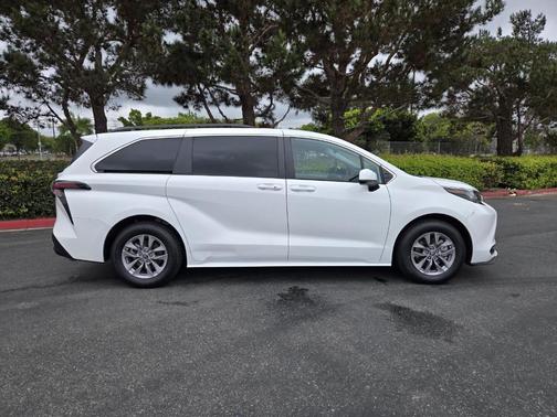 2023 Toyota Sienna LE