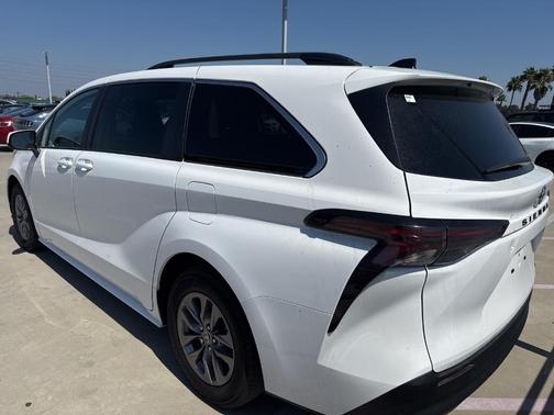2023 Toyota Sienna LE