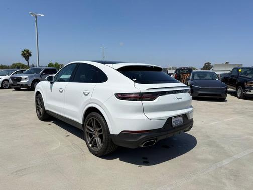 White 2022 Porsche Cayenne AWD