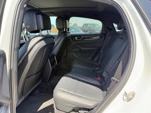 White 2022 Porsche Cayenne AWD