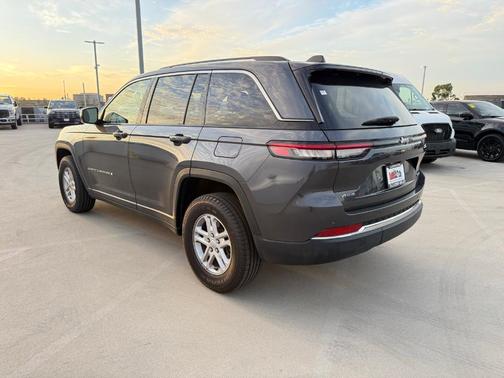 2022 Jeep Grand Cherokee Laredo
