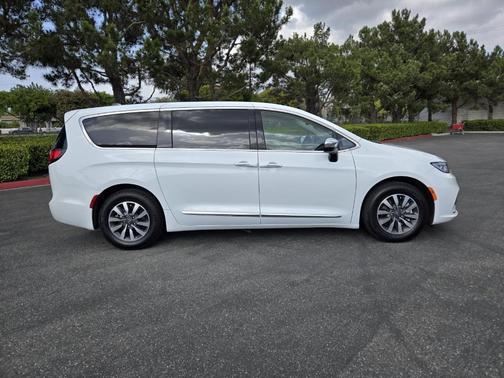 2023 Chrysler Pacifica Hybrid Limited