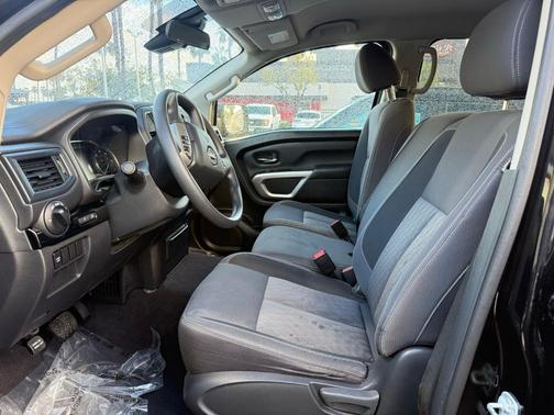 2023 Nissan Titan SV