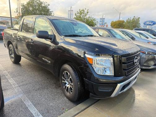 2023 Nissan Titan SV