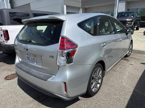 2017 Toyota Prius v Five