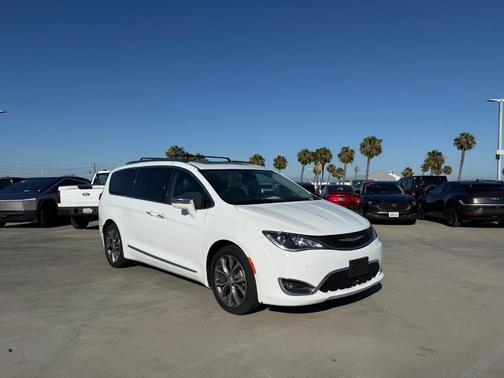 Bright White Clearcoat 2018 Chrysler Pacifica Limited
