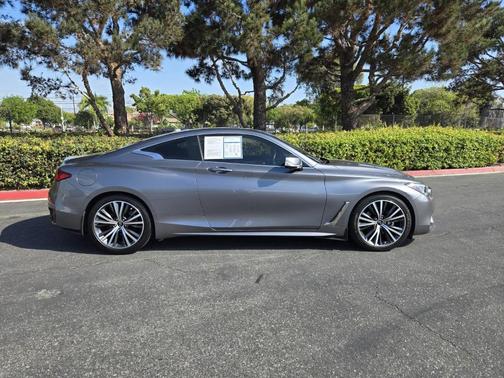 2022 INFINITI Q60 LUXE