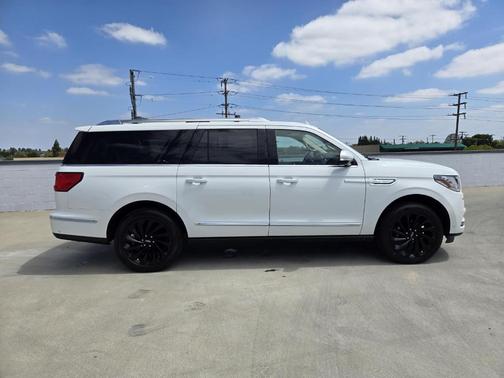 White 2021 Lincoln Navigator L Reserve