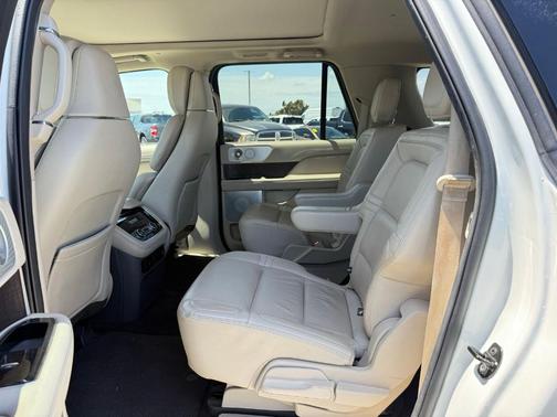 White 2021 Lincoln Navigator L Reserve