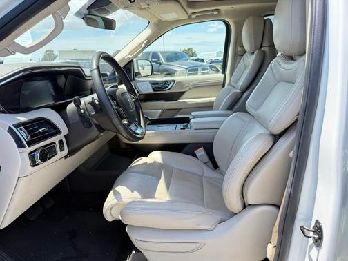 White 2021 Lincoln Navigator L Reserve