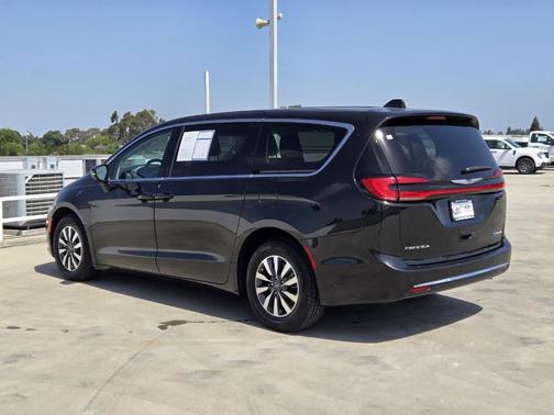 Brilliant Black Crystal Pearlcoat 2023 Chrysler Pacifica Hybrid Touring L