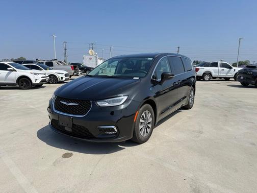 Brilliant Black Crystal Pearlcoat 2023 Chrysler Pacifica Hybrid Touring L