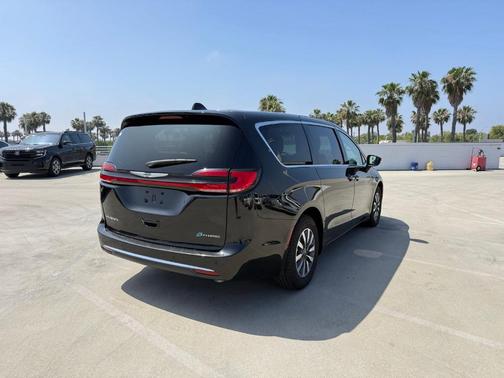 Brilliant Black Crystal Pearlcoat 2023 Chrysler Pacifica Hybrid Touring L