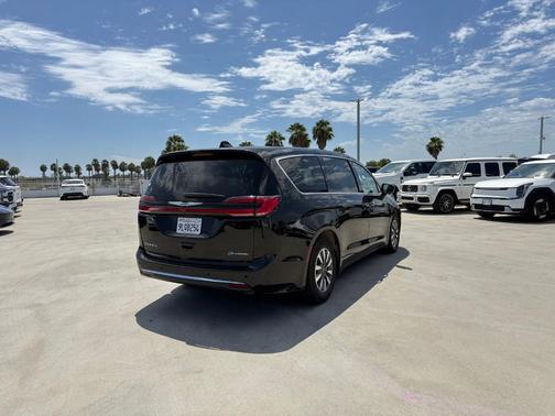 Diamond Black 2024 Chrysler Pacifica Hybrid Select