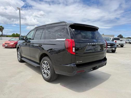 Black Metallic 2025 Ford Expedition Active