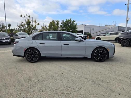 2023 BMW 740 i
