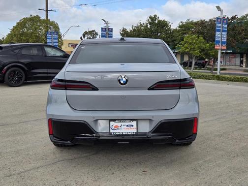 2023 BMW 740 i