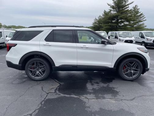 Star White 2026 Ford Explorer ST-Line