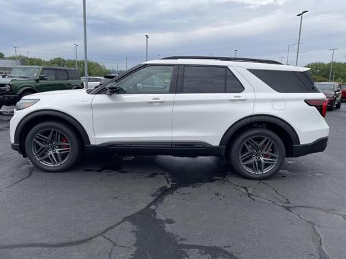 Star White 2026 Ford Explorer ST-Line