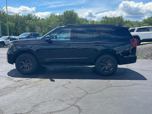 Agate Black Metallic 2026 Ford Expedition Tremor