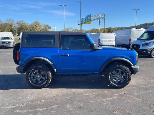 Velocity Blue Metallic 2022 Ford Bronco Base