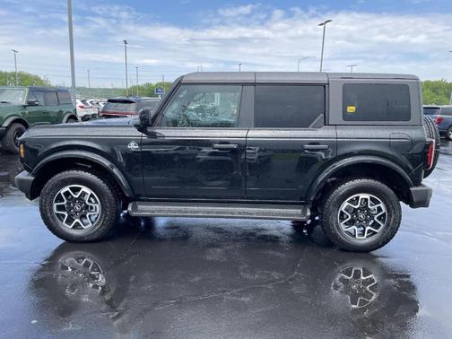 Shadow Black 2026 Ford Bronco Outer Banks