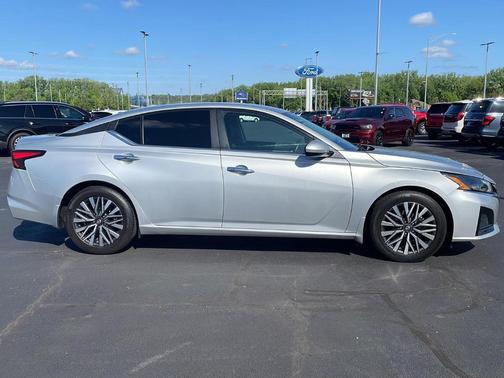 Brilliant Silver Metallic 2023 Nissan Altima 2.5 SV