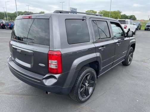 Granite Crystal Clearcoat Metallic 2017 Jeep Patriot Latitude