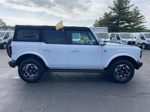 Oxford White 2022 Ford Bronco Outer Banks