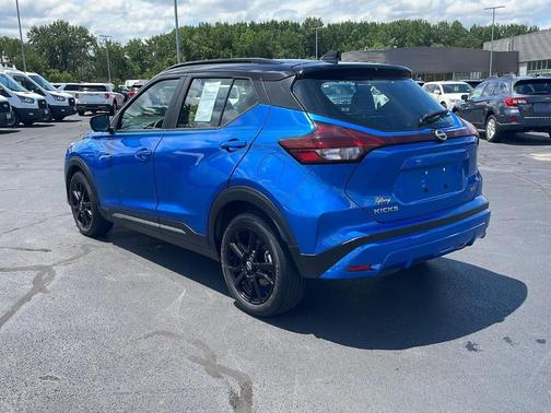 2 Tone Blue / Black 2023 Nissan Kicks SR