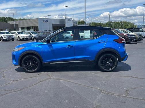 2 Tone Blue / Black 2023 Nissan Kicks SR