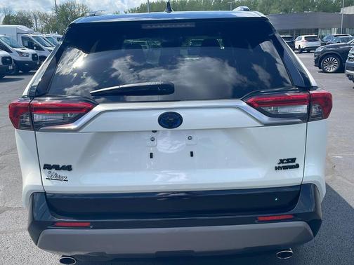 Blizzard Pearl 2020 Toyota RAV4 Hybrid XSE