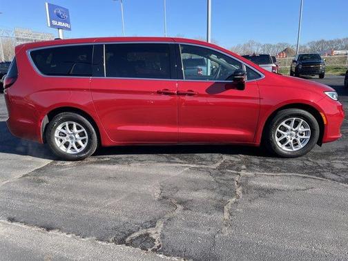 2025 Chrysler Pacifica Select