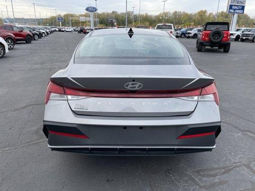 2024 Hyundai ELANTRA SE