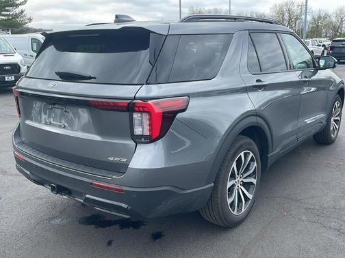 Carbonized Gray Metallic 2026 Ford Explorer ST-Line