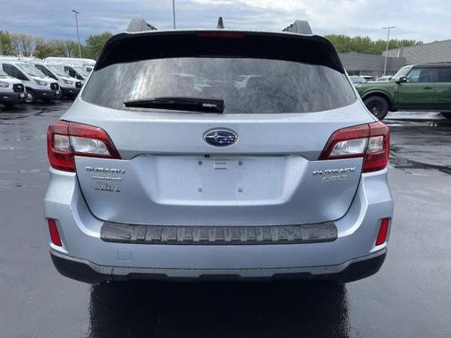Ice Silver Metallic 2017 Subaru Outback 2.5i Premium
