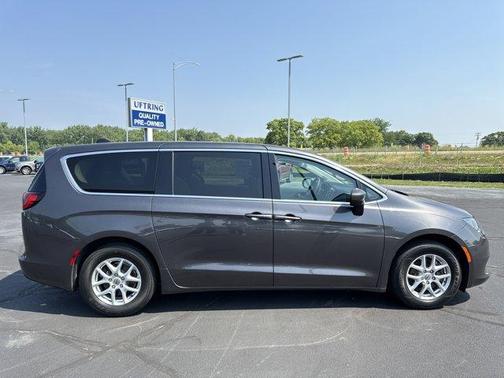 2022 Chrysler Voyager LX