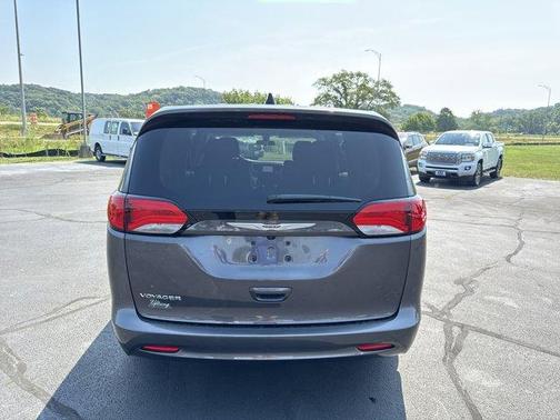 2022 Chrysler Voyager LX