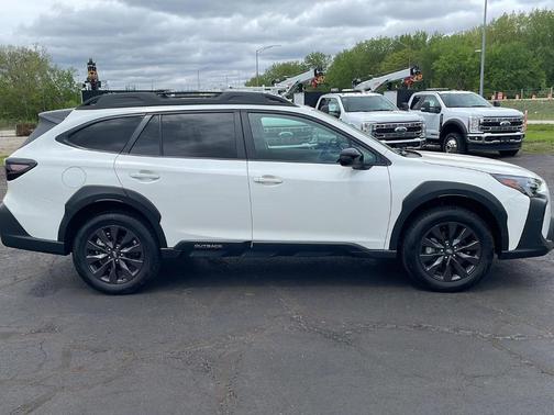 Crystal White Pearl 2025 Subaru Outback Onyx Edition