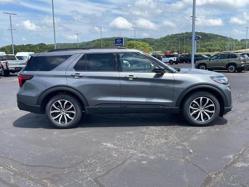 Carbonized Gray Metallic 2026 Ford Explorer ST-Line