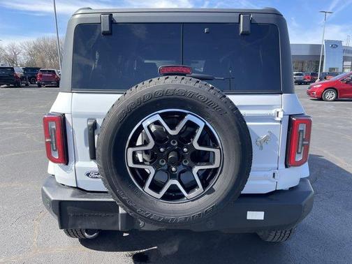 Oxford White 2026 Ford Bronco Outer Banks