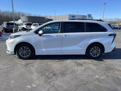 2024 Toyota Sienna XLE