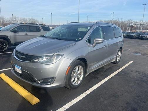 Billet Silver Metallic Clearcoat 2018 Chrysler Pacifica Touring-L Plus