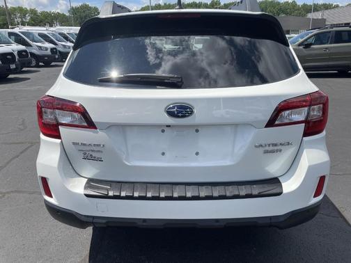 Crystal White Pearl 2017 Subaru Outback 3.6R Limited