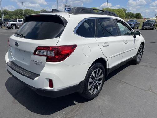 Crystal White Pearl 2017 Subaru Outback 3.6R Limited