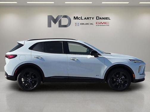 White Frost Tricoat 2026 Buick Envista Avenir FWD