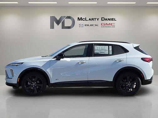 White Frost Tricoat 2026 Buick Envista Avenir FWD